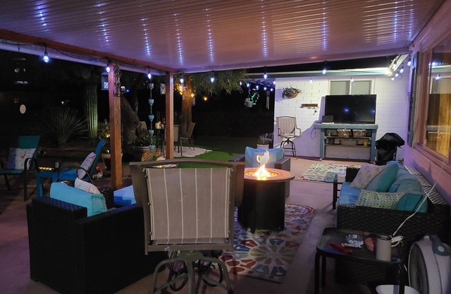 Only 4.8 miles from State Farm- Cardinals- stadium. Lovely 2+ bedroom home