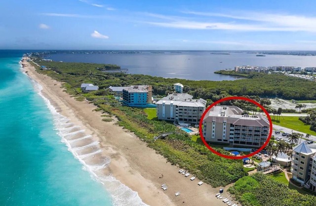 ¿Solo tienes una semana? Relájese en nuestra Hutchinson Island, FL Oceanfront 2 BR Condo