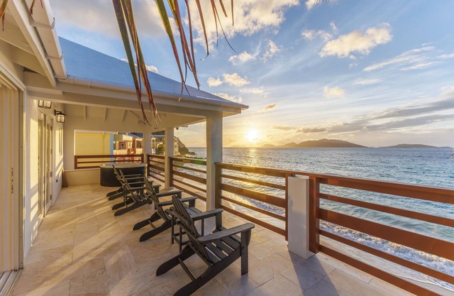 ONTA BEACH VILLA - new beachfront apartment, steps from surf & bars in Apple Bay