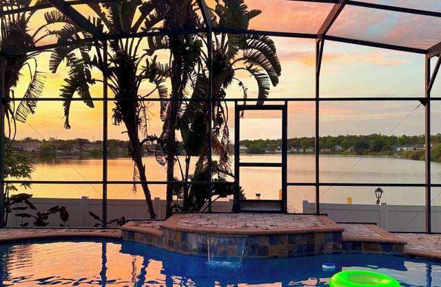 Orlando Lakefront Pool Home, 25 min from Disney & Universal, 15 min from Airport