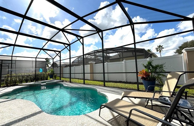 Orlando Oasis! Private Pool, Near Disney and Universal Studios! 4BR, 3BA