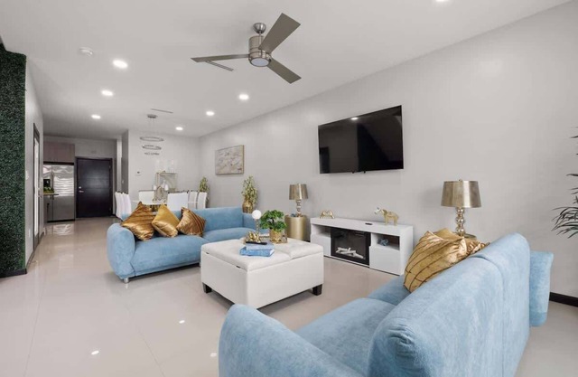Oro Azul Townhome: Where Luxury Meets Comfort