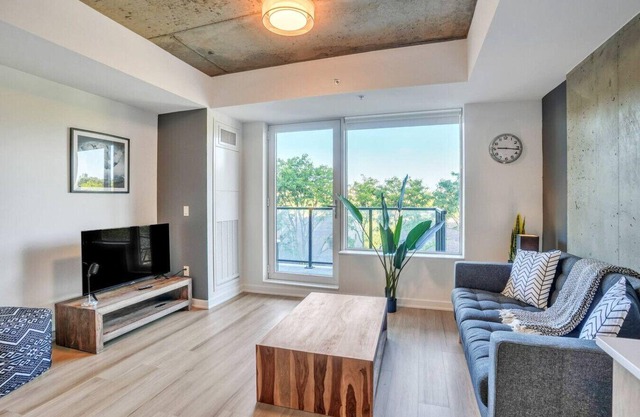 Chic Urban 1BR Apt with Balcony and Skyline Views