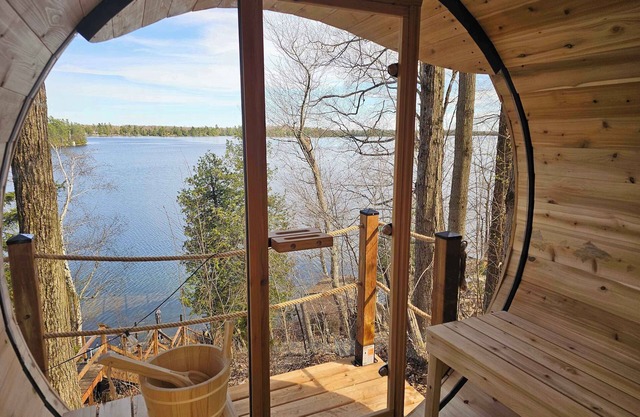 OTTER'S HOLT - Lakeside retreat with hot tub & sauna