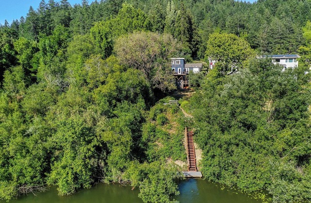 Otter's Landing ~ Families and Friends, Riverfront Getaway, Dog Friendly