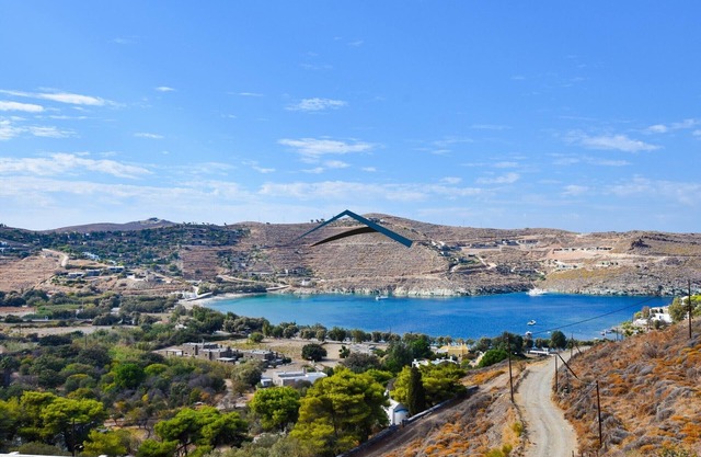 Otzia Bay House with a sea view, only 5 minutes by foot to the beach of Otzia.