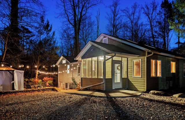 Hot Tub! Game Room! 3 Bedrooms! Great Location! Close To All The Attractions!