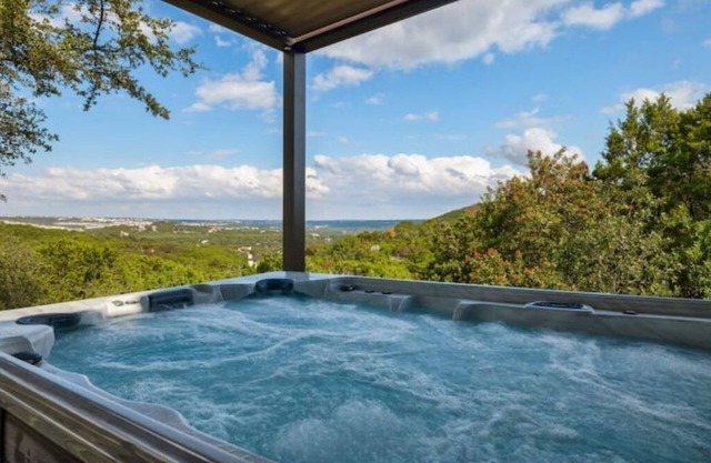 Huge Covered Patio | Spa | 4 mins to Lake | Views!