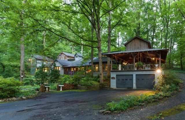 Casa indignante en el bosque