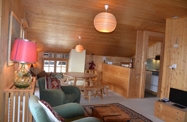 Exterior: ático en el segundo piso de un chalet, para 2-4 personas, acceso desde