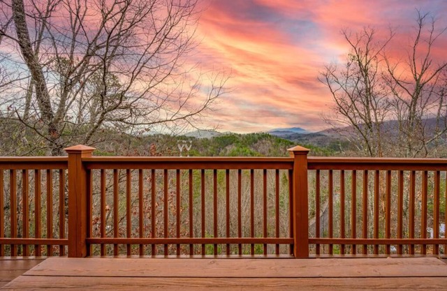 OVER THE MOUNTAIN - Smoky Mountain View Cabin