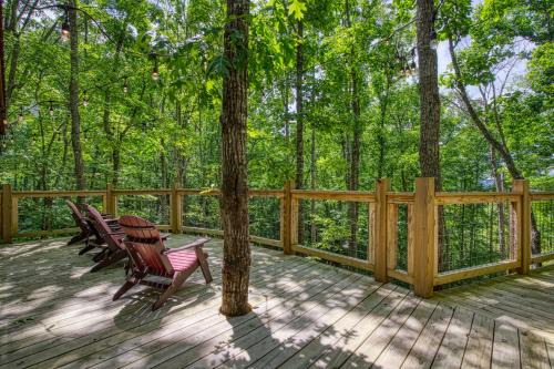 Owls Nest, Hot Tub, WIFI, Featured on Barnwood Builders, Free Attraction Tickets!