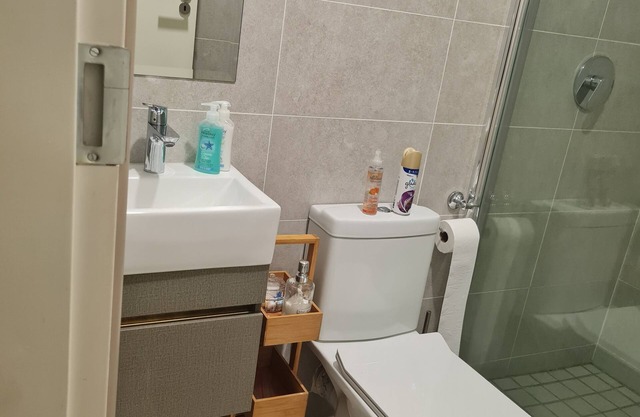 Own room and bathroom in an apartment for a solo traveler