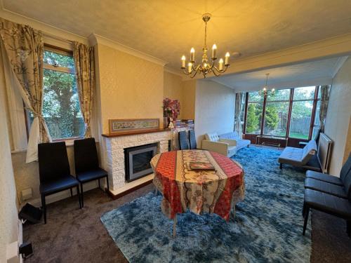Oxford Detached Spacious Villa for 8 Free Parking