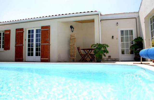 Estudio P1 con un atractivo jardín y una piscina de agua salada de 9 m, acceso WIFI gratuito