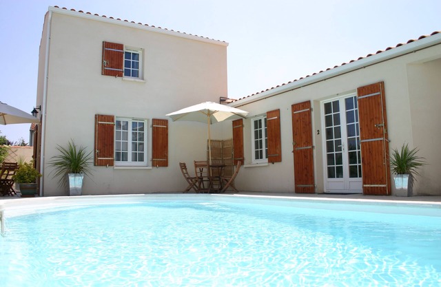 P2 Acogedor apartamento de una habitación con atractivo jardín y piscina, WIFI gratuito