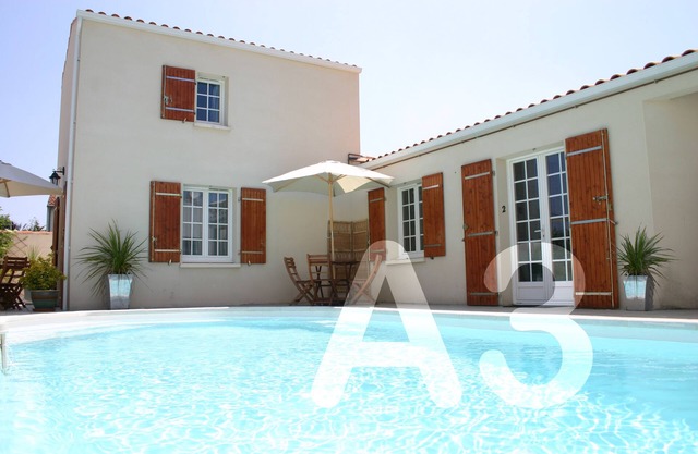 Acogedor apartamento de una cama con atractivo jardín y piscina, WIFI gratuito