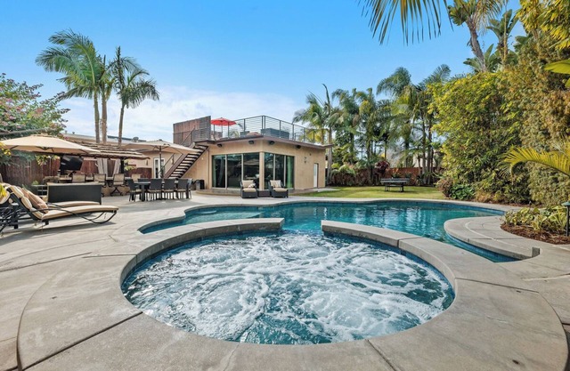 ¡Cerca de Mission Bay y Pacific Beach! Oasis privado con piscina climatizada!