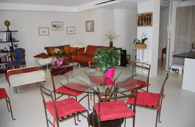 Palm-Beach - Contemporary apartment with private garden