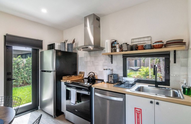 Palm Paradise Retreat – Cozy Cottage for 4 Just 5 Min to Beach, Pet Friendly!