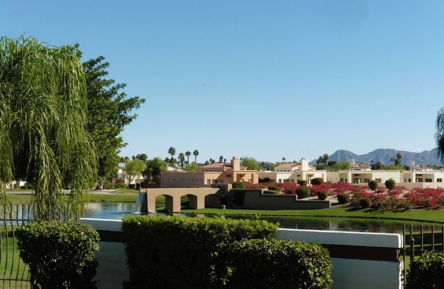 De Palm Springs Area Inicio 2Bed, 2Bath, Den, Piscina, Tenis, Zona Central Location
