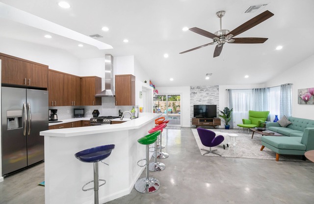 Palm Springs getaway - mid century home w/ saltwater pool & mountain views
