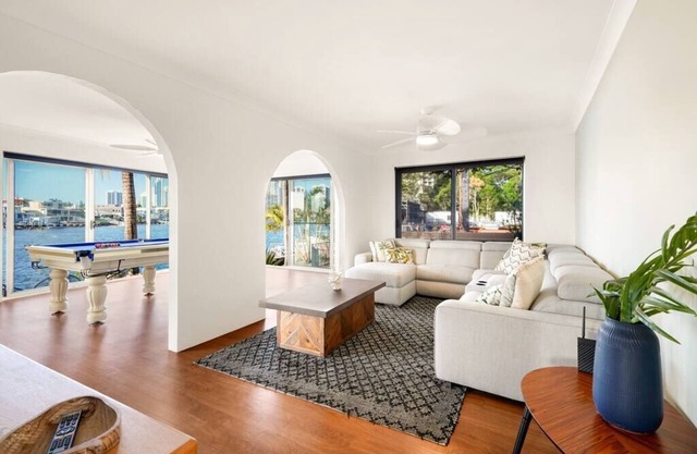 Palm Springs Surfers Paradise 3bed,pool waterfront