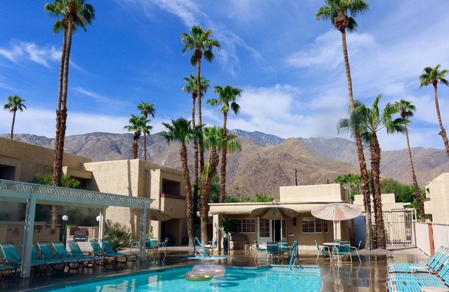 Condominio de dos dormitorios en Palm Springs ubicado cerca de Old Las Palmas