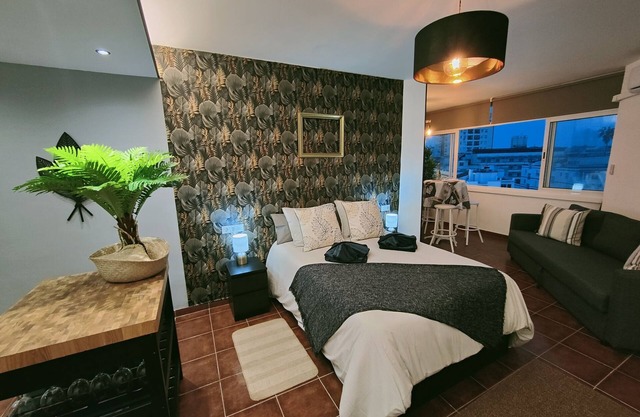 Palm View Apartment. City center with sea views