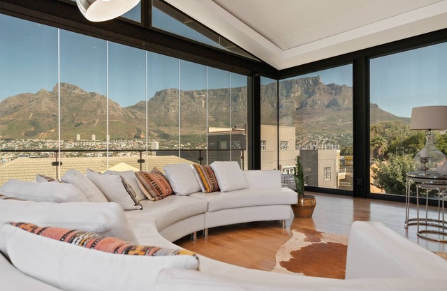 Panoramic 4-bedroom house with WiFi and AC in the heart of Cape Town