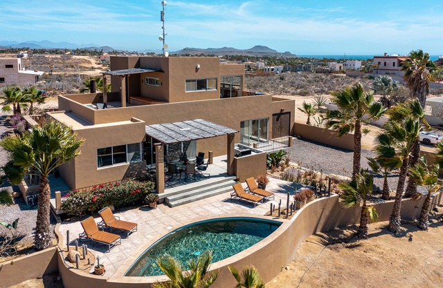 Panoramic ocean & mountain views w private pool, 10 minute walk to surf beaches!