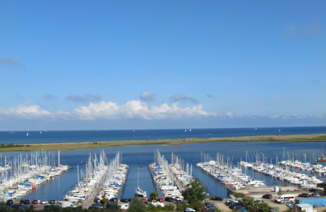 Vista panorámica al mar sobre todo el puerto deportivo