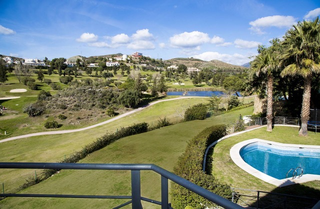 Vistas panorámicas. Ubicado en terrenos de 3/4 acre pero a solo 10 minutos de Puerto Banus.