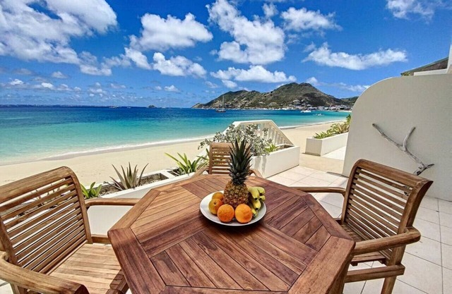 Paradis Caraibes 1, feet in the water in Grand Case
