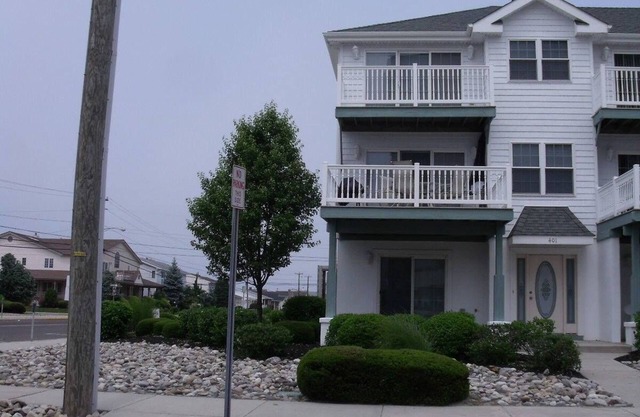 Paradise by the Ocean Steps to best beach.Ocean Front pool. Private garage.