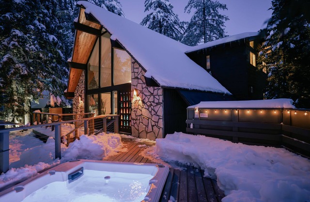 Paradise in the Pines! Cozy 5-bedroom cabin w/ private hot tub, fire pit & more