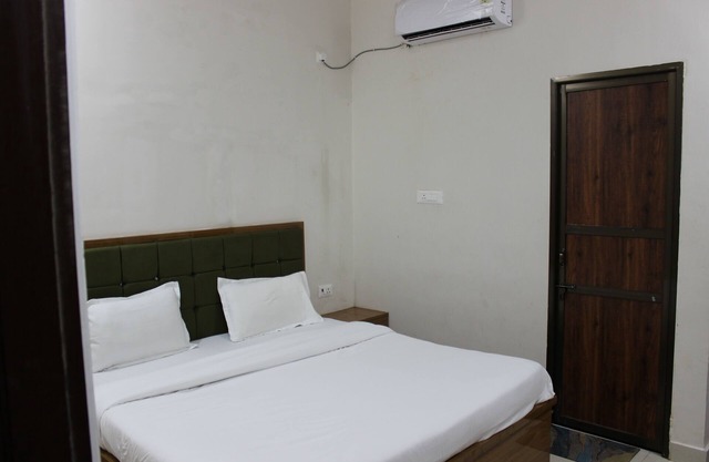 Paradise Nest-Perfect for solo travelers & couples in Varanasi. Near Assi Ghat
