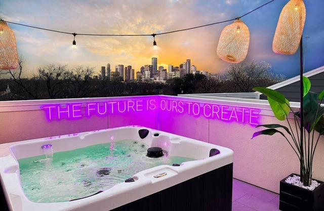 Paradise Palace Best Rooftop in HTX w/ Hot Tub