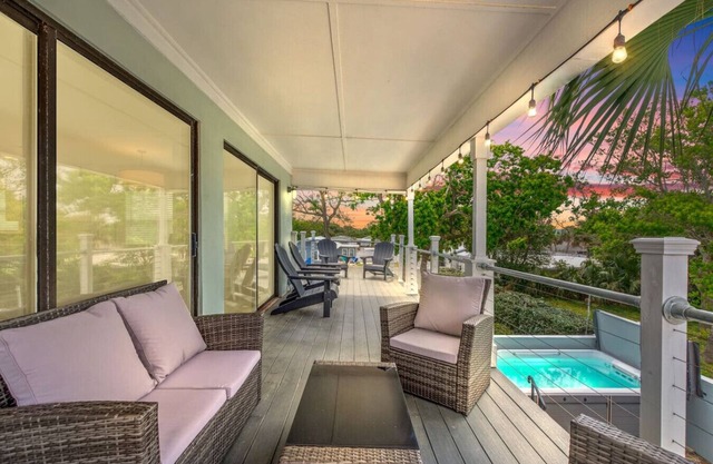 Paradise Palms: Prvt Swim Spa, Pets OK, Games, 1 Blk to Bch, FREE Activities!