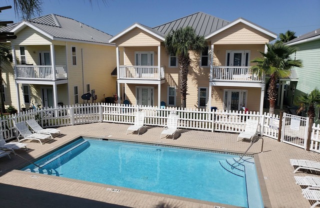 Agosto $ 145 / ngt disponible! Piscina "Paradise Retreat", corta caminata a la playa "