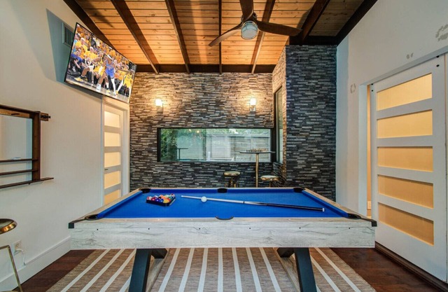 Paradise Retreat: Heated Pool, Jacuzzi & 75” TV