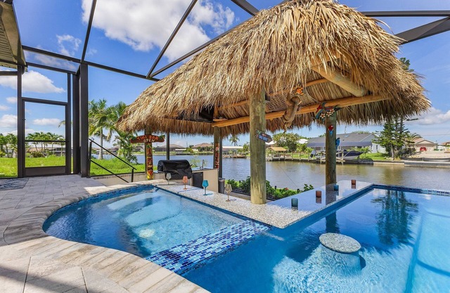 Paradise Tiki: Gulf Access, Tiki Bar, Pool & Spa! Spacious 5 bedroom home!