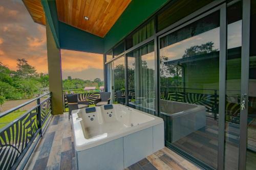 Paraiso Lima -King bed and balcony with jacuzzi, fast Wifi, EV powering included! Only 5 minutes to La Fortuna