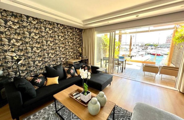 Parama 003 Secure, Luxurious Waterfront Apartment