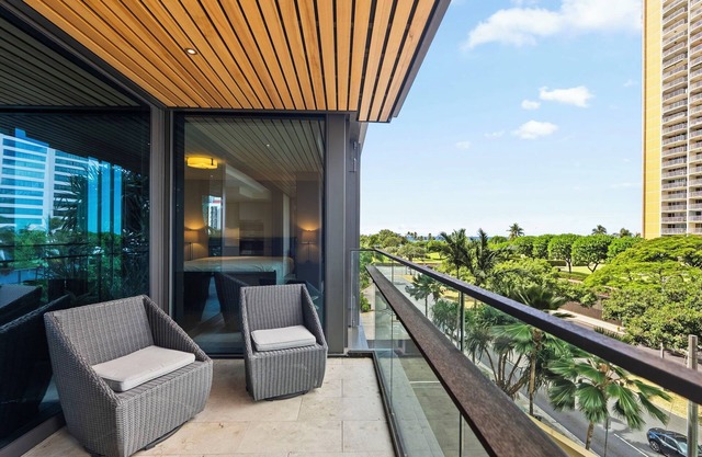 Park Lane Getaway by Gather: Spacious 2BR w/ Ocean view Lanai & Resort Amenities