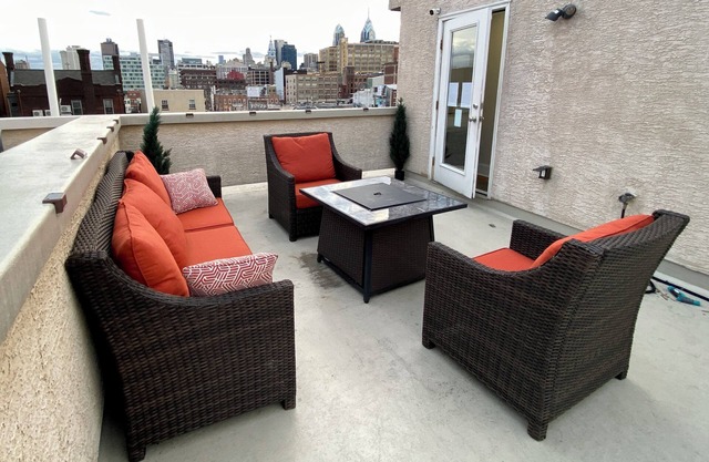 Parking Roofdeck Hot Tub in Large Home near Convention Center