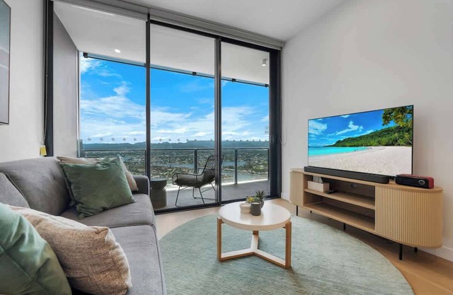NEW Partial Ocean View Broadbeach 2BR *Pool/Gym*