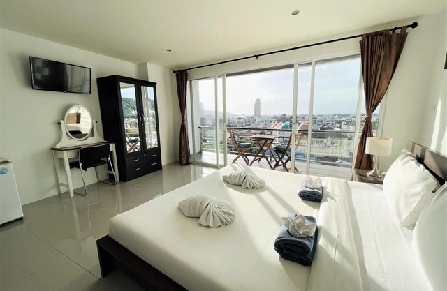 Sea view studio in Patong - pool, gym & parking D5