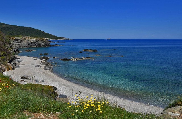 Patouni-Sea-Cottage, 50 metres to the beach Hondrogiorgis