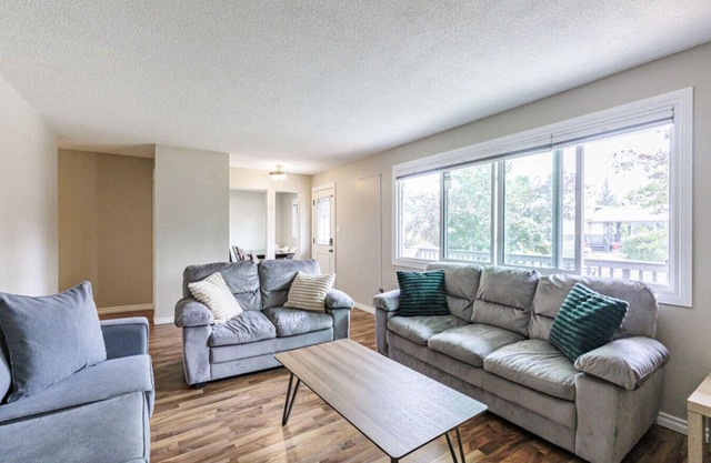 5BR, A/C, Pet Friendly, Off-Leash Ravine, Family Friendly